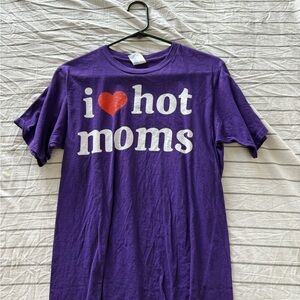 “I ❤️ Hot Moms” Graphic Tee – Purple